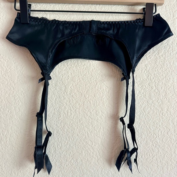 Victoria's Secret Garter Belt Beautiful Black Silk & Lace Size M Sexy Delicate - Picture 4 of 5
